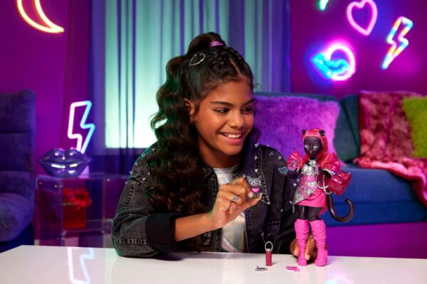 Monster High Catty Noir Doll with Pet Cat Amulette and Accessories - Image 2